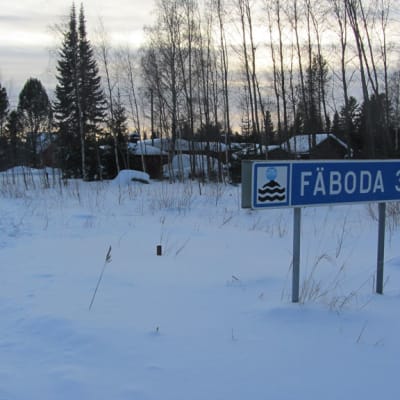 Kuvassa liikennerajoituksesta kertova merkki, Fäbodaan osoittava tienviitta, maalaismaisemaa talvella