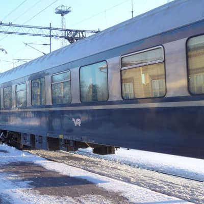 Kuvassa pikajuna Ylivieskan asemalla .