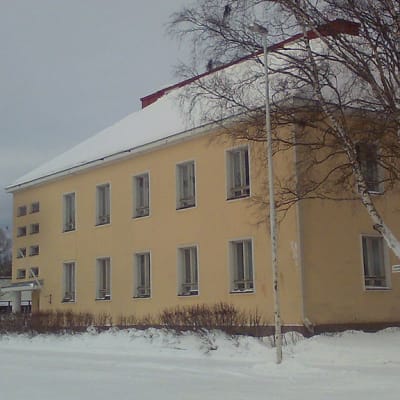 Pappila huoltoaseman suunnasta katsottuna, talvinen maisema.