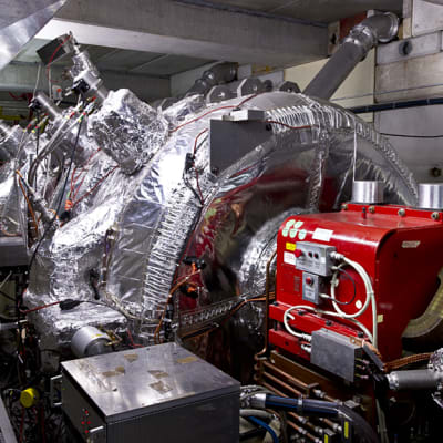 CERNin 188 metrin mittainen antiprotonihidastin (Antiproton Decelerator - AD). CERNissa toimivat antivetykokeet saavat taalla kayttoonsa noin 30 miljoonaa antiprotonia joka sadas sekunti.