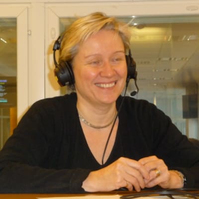 Joogaopettaja Mirja Lamberg Satakunnan Radion studiossa.