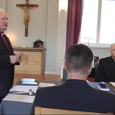 Kuopion piispa Wille Riekkinen johtaa tuomiokapitulin kokousta