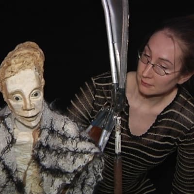 Scifikalevalan Louhi-nukke ja lavastaja Johanna Latvala. 