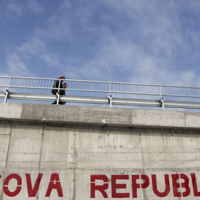 Kosovon pääkaupungissa Pristinassa siltarakenteeseen maalattu graffiti kuvattiin 24. helmikuuta 2012.