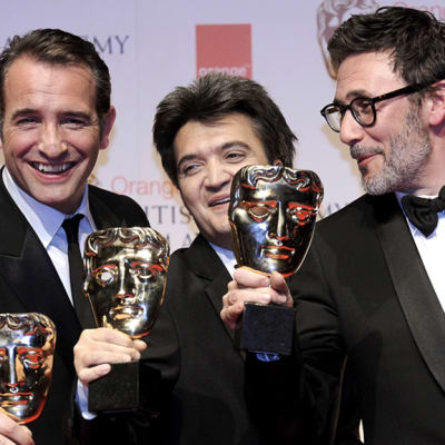 The Artist -elokuvan palkitut vasemmalta: ranskalaisnäyttelijä Jean Dujardin, tuottaja Thomas Langmann, sekä ohjaaja Michel Hazanavicius.