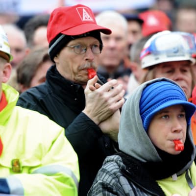 Inoxumin työntekijät osoittivat mieltään Saksassa, Essenissä, 30. tammikuuta 2012 ThyssenKruppin ja Outokummun yrityskauppaa vastaan. 