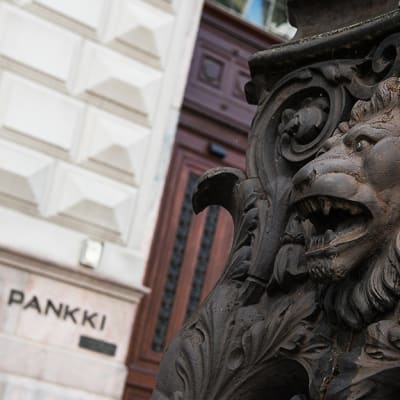 Lyhtypylvään koristeleijona vahtii Suomen Pankin sisäänkäyntiä.