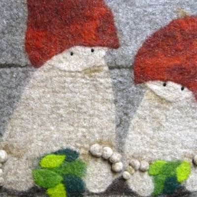 Kuvassa kaksi huovutettua tonttua
