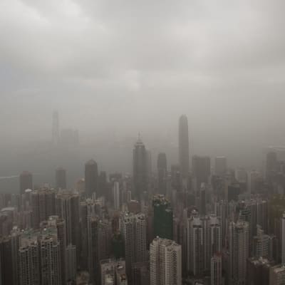 Näkymä Hongkongista, kun ilmansaastepilvet peittävät kaupungin.