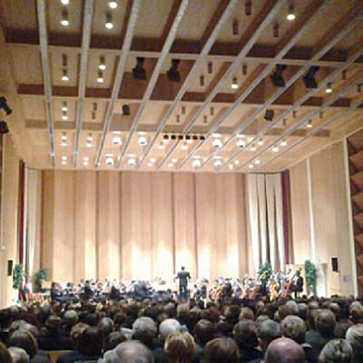 Kuvassa yleisöä ja Kokkolan orkesteri 6.12.2011 Snellman-salilla järjestetyssä itsenäisyyspäivän konsertissa