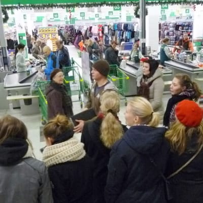 Kuorolaisia ja asiakkaita Kuopion Prismassa.