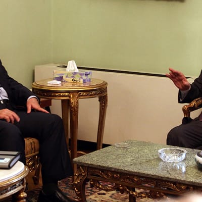Palestiinalaisten presidentti Fatah-puoluetta edustava Mahmud Abbas keskustelee Hamas-puolueen Khaled Meshaalin kanssa.