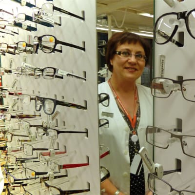 Optikko Saima Vanttaja Oulun Instumentariumista