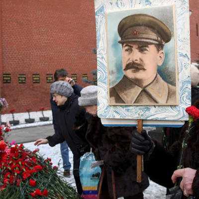 Joukko stalinisteja Josef Stalinin haudalla Kremlissä Moskovassa.