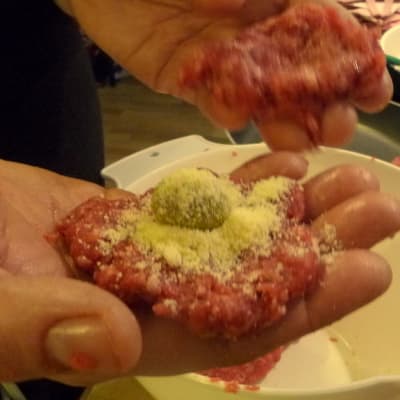 Oliivi ja juusto piilotetaan lihapullan sisälle
