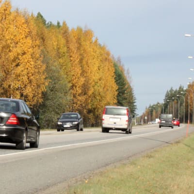 Syksyinen Kajaanintie heti Joensuun pohjoispuolelta.