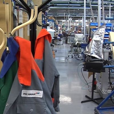 PKC Groupin Kempeleen tehtaan työntekijöiden takkeja lakkautettavan tehtaan naulakossa.