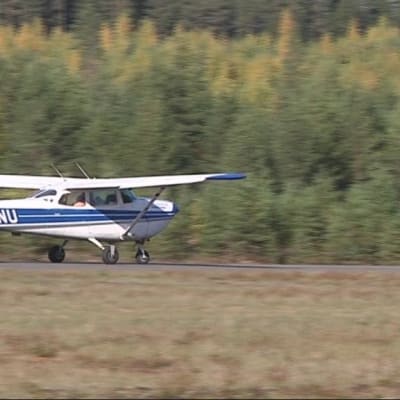 Raivotautirokotteita levittävä lentokone Kiteen kentällä.