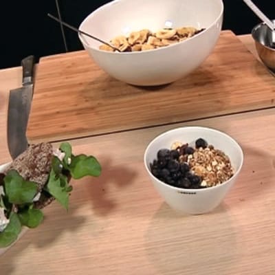 Tonnikala-kurkkutäytteiset ruisleivät, banaani-pekaanipähkinämysli ja mustaherukkainen smoothie.