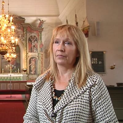 K.H. Renlundin museotoimenjohtaja Kristina Ahmas Kaarlelan kirkossa.