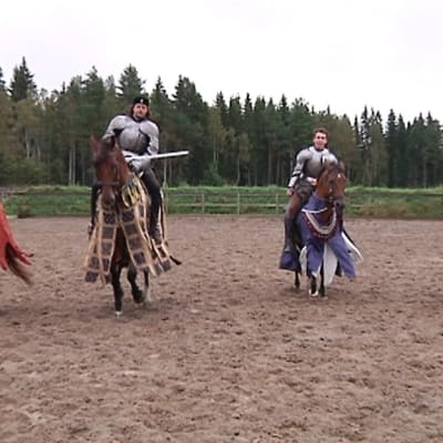 Rohan Tallit harjoittaa keskiaikaisia ratsastus- ja hevostaitoja. Kuvassa neljä miestä keskiaikaissa asuissa hevosten selässä.