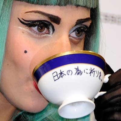 Lady Gaga juo posliinikupista teetä.
