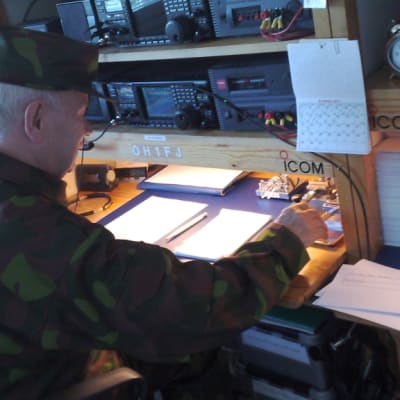 Leo Pajuvirta saattaa viettää valtaosan päivästä omassa radiohuoneessaan sähköttämässä.