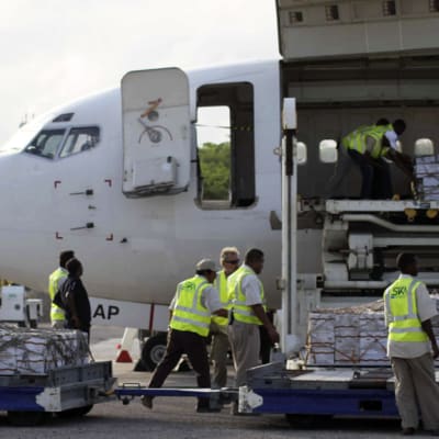 Somalian ruoka-apulastia puretaan lentokoneesta.