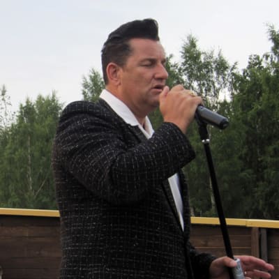 Danny Fisher tulkitsee Elviksen lauluja Piraattipuistossa Kokkolassa.