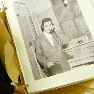 Kuvassa Kar Lindroos pitää kädessään kehystettyä valokuvaa Elviksestä