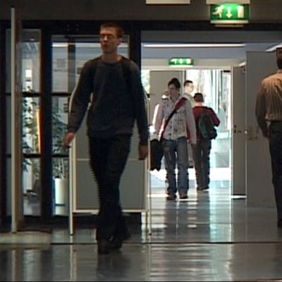 Opiskelijoita Lappeenrannan teknillisen yliopiston käytävällä