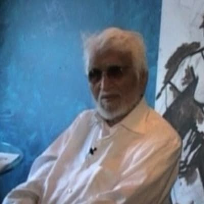 Maqbool Fida Husain maalauksensa vieressä.