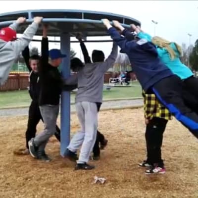 Poikolan koulun oppilaita leikkii Simpauttajan liikuntapuistossa.