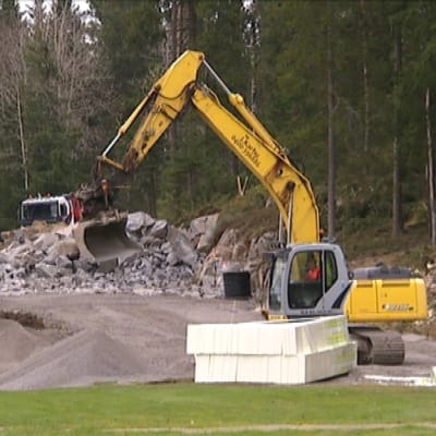 Rullahiihtoradan rakennustöitä Vöyrillä.