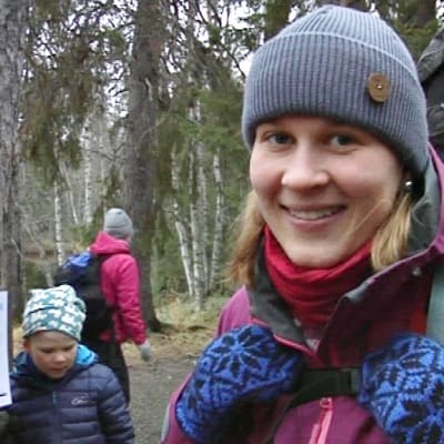Seija Möttönen Oulangan kansallispuistossa lapsensa kanssa.