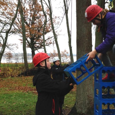 Lapset nostavat limsakoreja torneiksi, jonka päälle kiivetä.