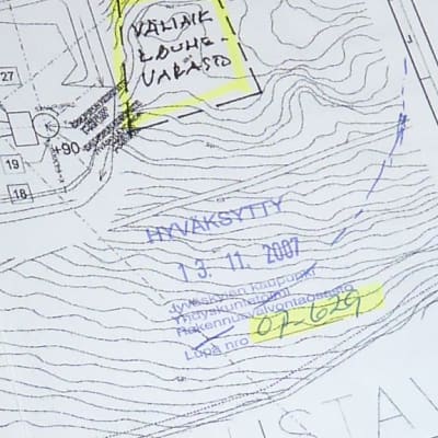 Keljonlahden maisematyolupaan on jossakin vaiheessa hahmoteltu suojelualuetta rajaa tontin eteläreunalla - varsinainen loukkaus tapahtui länsireunalla.