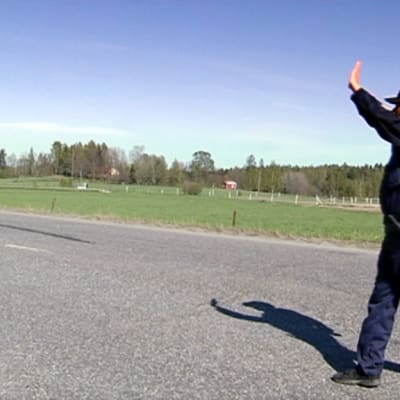 Poliisi valvoo liikennettä.