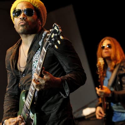 Lenny Kravitz esiintyy.