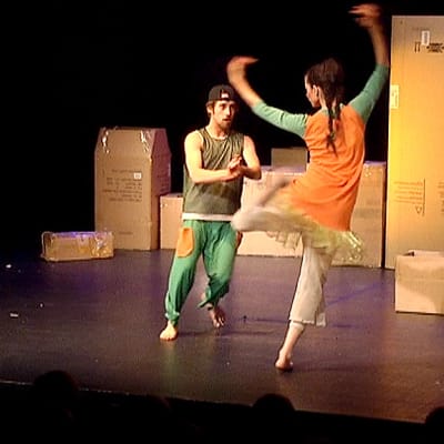 Nima Jacoby ja Ofir Najari esittävät näytelmän "Boxes"