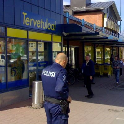 Poliisi marketin ovella