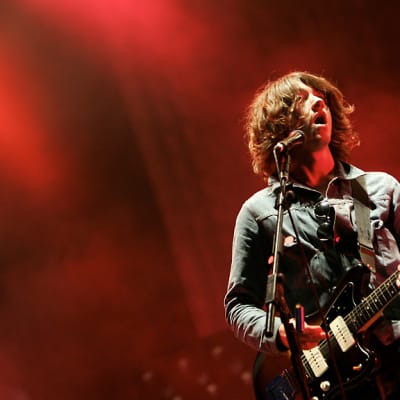 Kitaristi-laulaja Alex Turner Arctic Monkeys -yhtyeestä esiintyy.