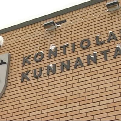 Vaakuna Kontiolahden kunnantalon seinässä.