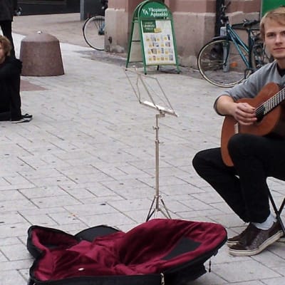 Lauri helistimensä ja Filip kitaransa kanssa esittelivät katusoiton ääripäitä Turun kävelykadulla.