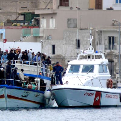 Italian merivartioalus on pysäyttänyt veneentäydeltä tunisialaispakolaisia aluksessaan.