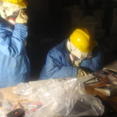 Insinöörit tutkivat Fukushima Daiichi 1 voimalan päävalvomon tiloja 23 maalisuuta.