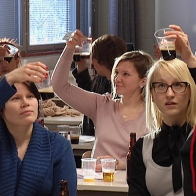 Saimaan ammattikorkeakoulun opiskelijoita olutkurssilla.