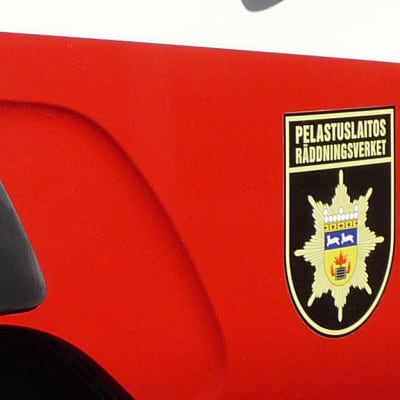 Kuvassa pelastuslaitoksen merkki paloauton kyljessä.