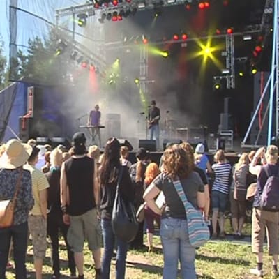 Qstockin yleisöä kesällä 2008.