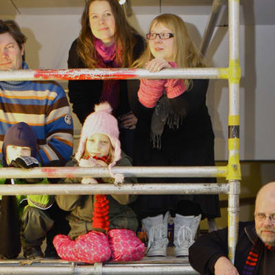 Pekilon Vinttigalleriassa kuraattorin (oik.) kanssa paikkoja tutkailevat Sampsa Virkajärvi, Elina Ruohonen ja Martta Tuomaala. Mukana pilkistävät myös Sampsa Virkajärven lapset.